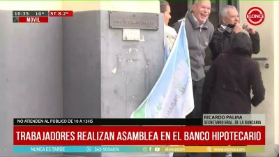 Trabajadores del Banco Hipotecario realizaron paro y asamblea por despidos en Paran&aacute;